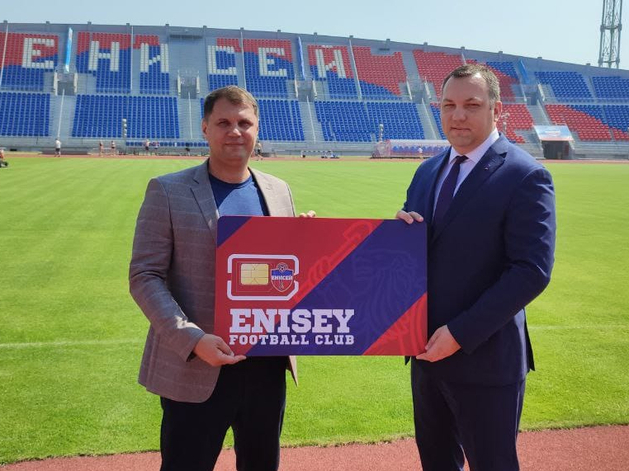 Алексей Ивахов и Евгений Петров с символической sim-картой FC ENISEY