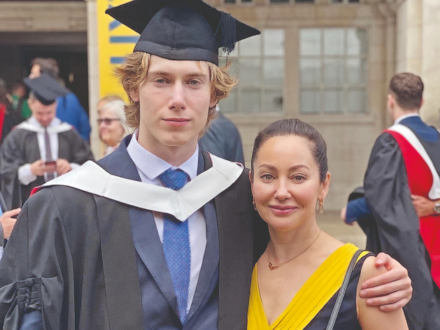 Наталья Штрайн с сыном во время его выпускного из университета