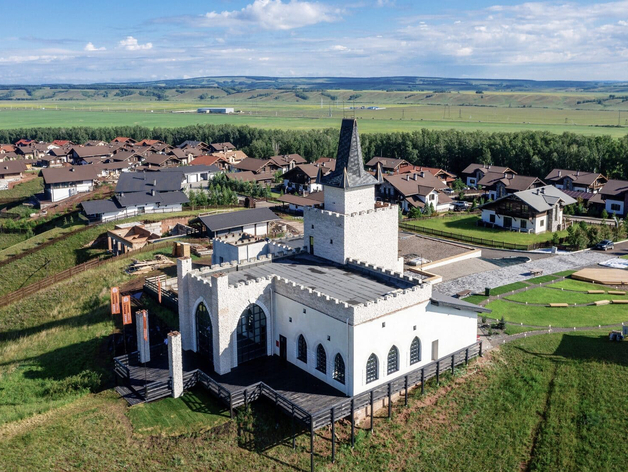 Белый замок Шамони назвали лучшей загородной локацией для свадьбы в регионах РФ

