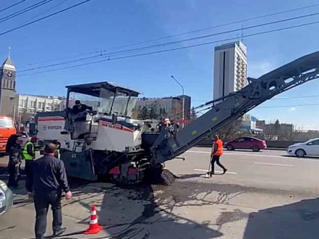 В Красноярске начали ремонтировать Коммунальный мост
