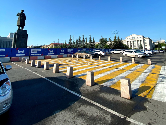 В Красноярске закрывают парковку на площади Революции 
