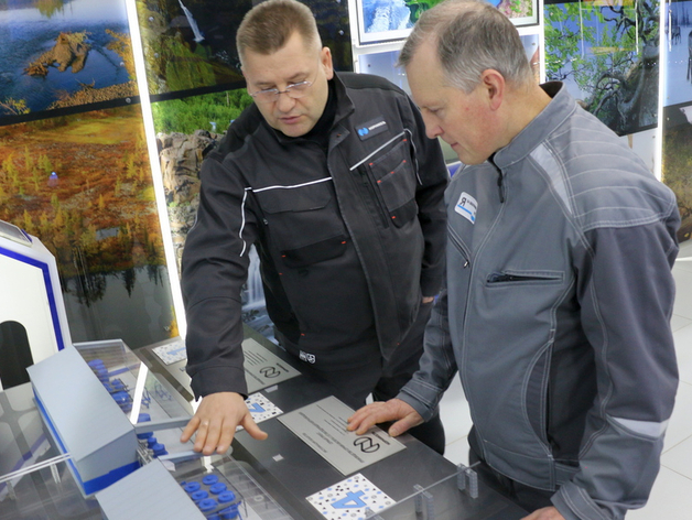 Владимир Часовитин (справа) во время визита на НМЗ
