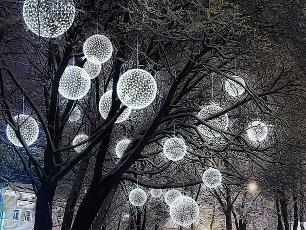 В Красноярске включили новогоднюю иллюминацию
