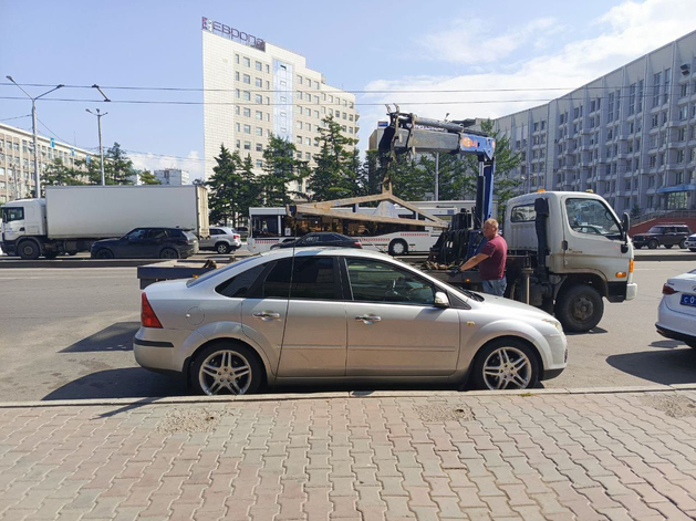 В центре Красноярска массово эвакуируют автомобили
