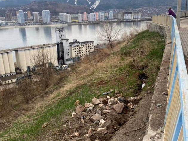 Подрядчик отказался укреплять проблемный склон на 2-й Огородной в Красноярске Подрядчик отказался укреплять проблемный склон на 2-й Огородной в Красноярске