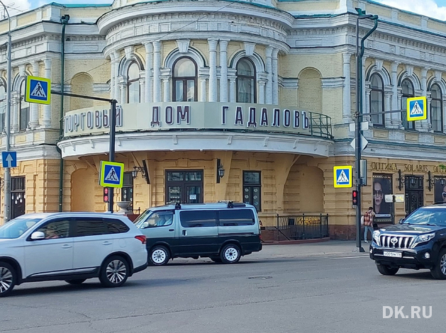 На здании «Детского мира» в центре Красноярска сменили вывеску. Что на месте легенды?