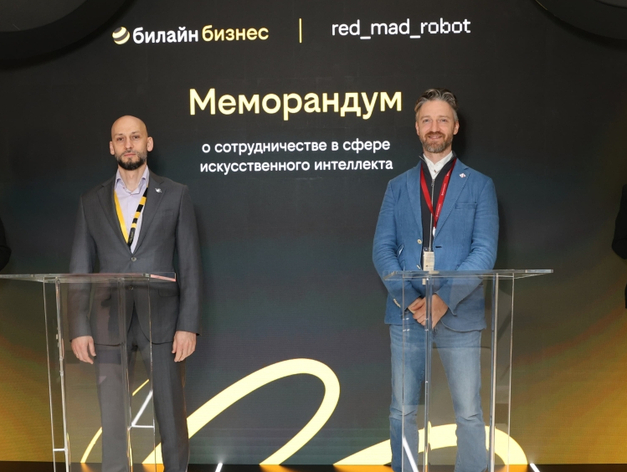 Генеральный директор «Билайна» Сергей Анохин (слева) и основатель компании «Red_mad_robot» Алексей Макин 