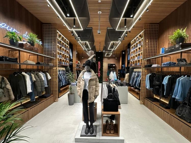 В Красноярске закрылся магазин итальянской одежды Replay В Красноярске закрылся магазин итальянской одежды Replay