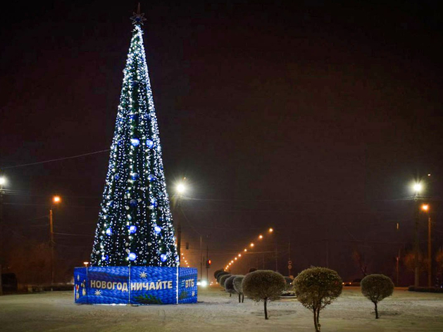 На Предмостной площади Красноярска появилась новогодняя елка На Предмостной площади Красноярска появилась новогодняя елка