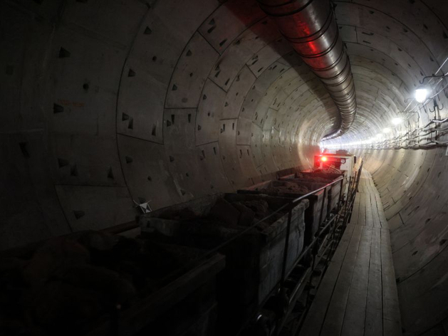 Старый и новый тоннели метро соединяют вручную в Красноярске Старый и новый тоннели метро соединяют вручную в Красноярске